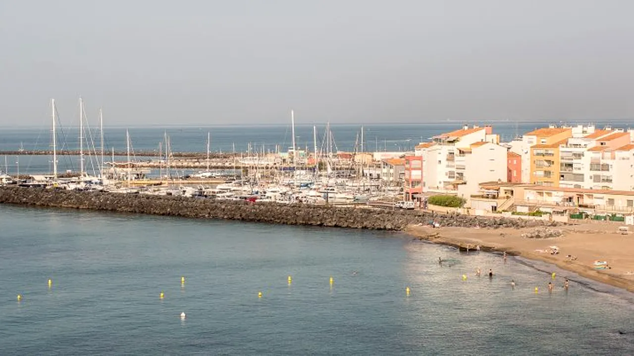 Focar de COVID-19 în cea mai mare stațiune pentru nudiști din lume. Aproximativ 150 de persoane testate pozitiv