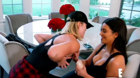 Khloe Kim Kardasian implant silicon sâni mari