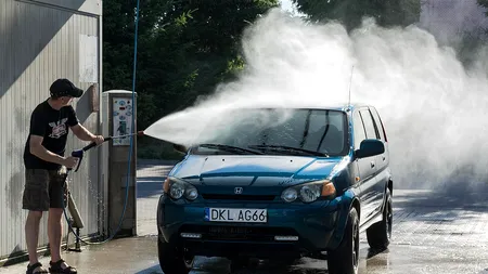 Români tratați ca sclavi într-o spălătorie auto din Anglia. Obligați să lucreze fără protecție cu substanțe atât de periculoase încât le-au „mâncat picioarele”