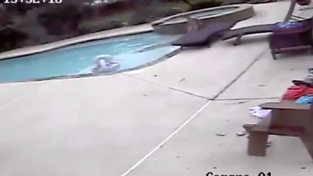 Un VIDEO uimitor: o fetiță de cinci ani și-a salvat mama de la înec