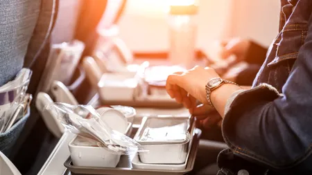 Tu știai asta? Motivul pentru care mâncarea din avion poate fi mai sărată sau bogat condimentată