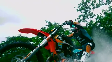 Un video UIMITOR care a strâns peste 8,5 milioane de vizualizări în doar două zile. Ce face acest motociclist în Haiti