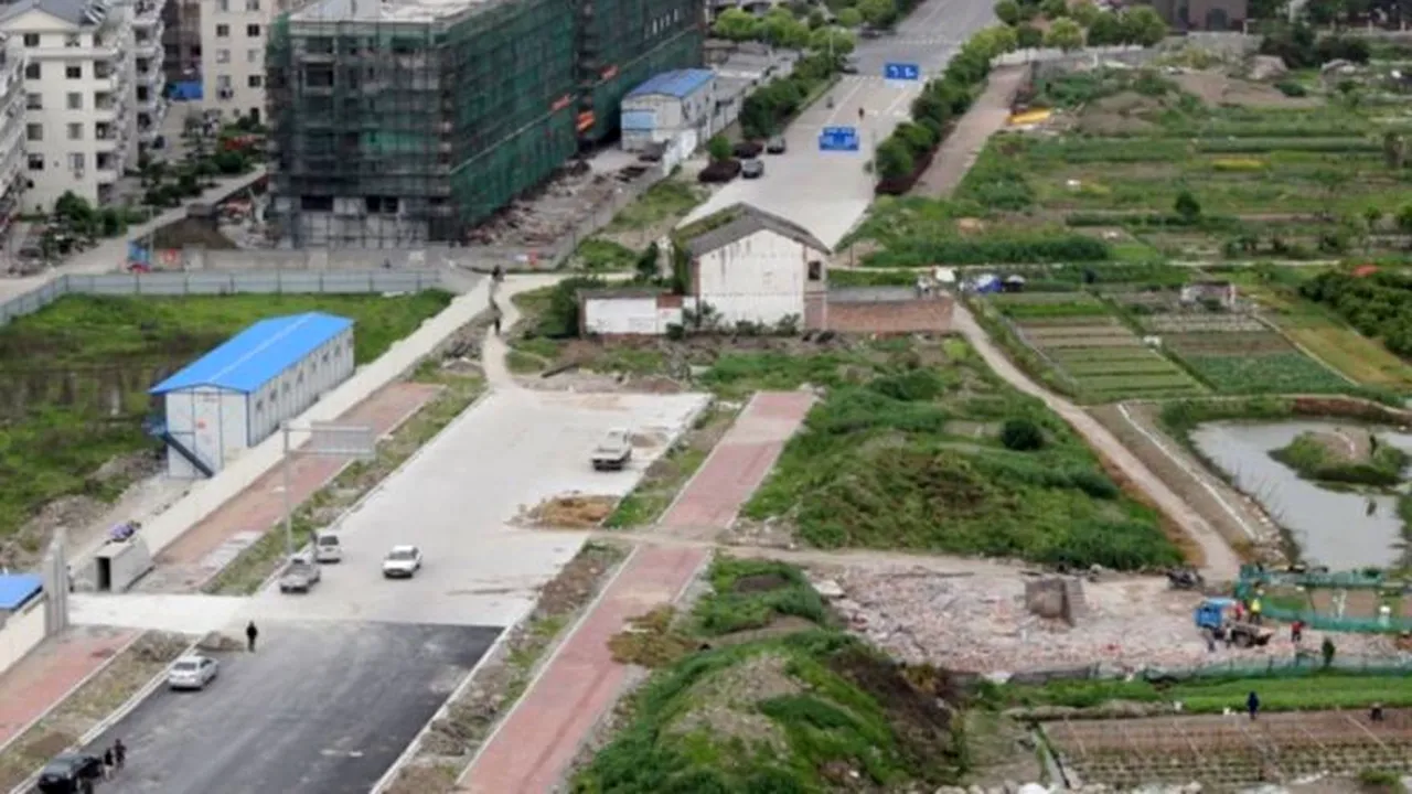 FOTO. O familie de chinezi se opune finalizării unei șosele