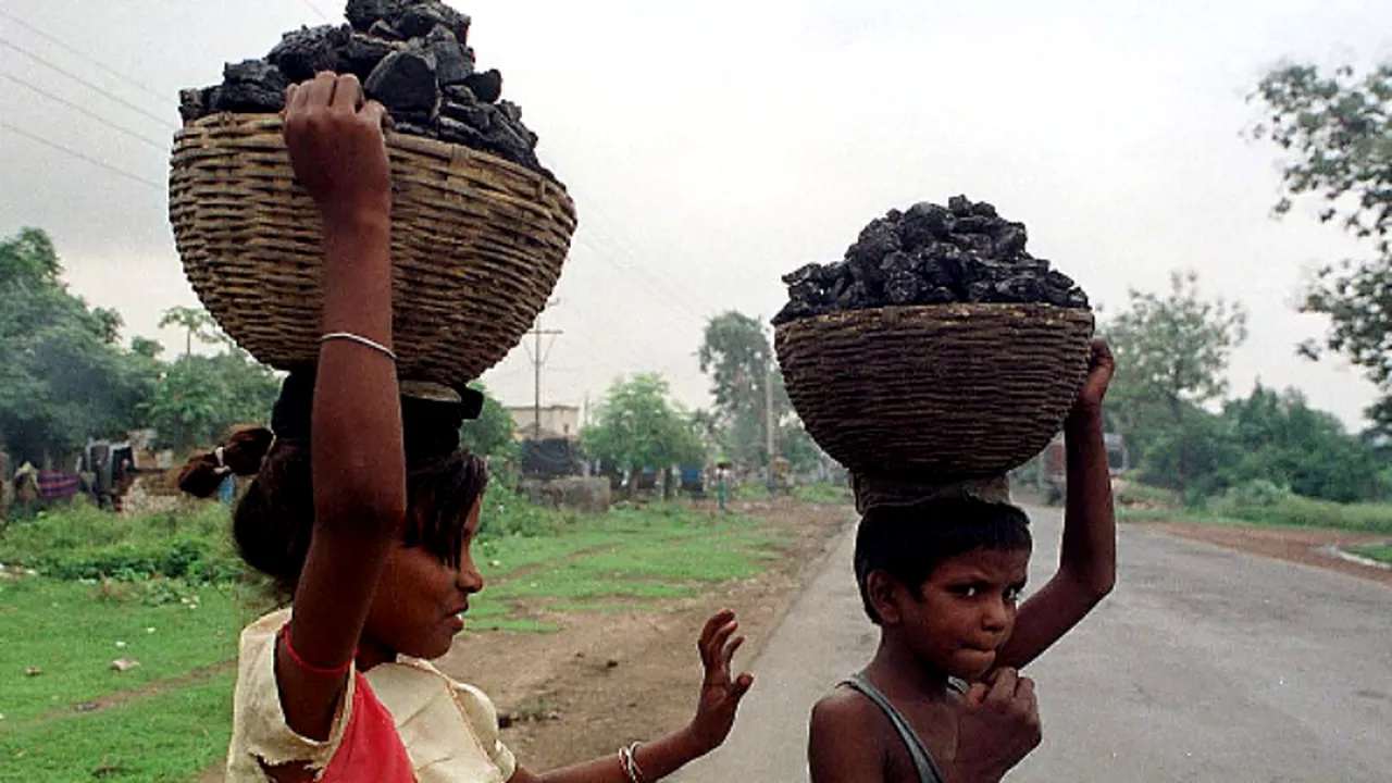 Înăuntrul unei lumi întunecate. Copii și femei din India, SCLAVII MAFIEI CĂRBUNELUI
