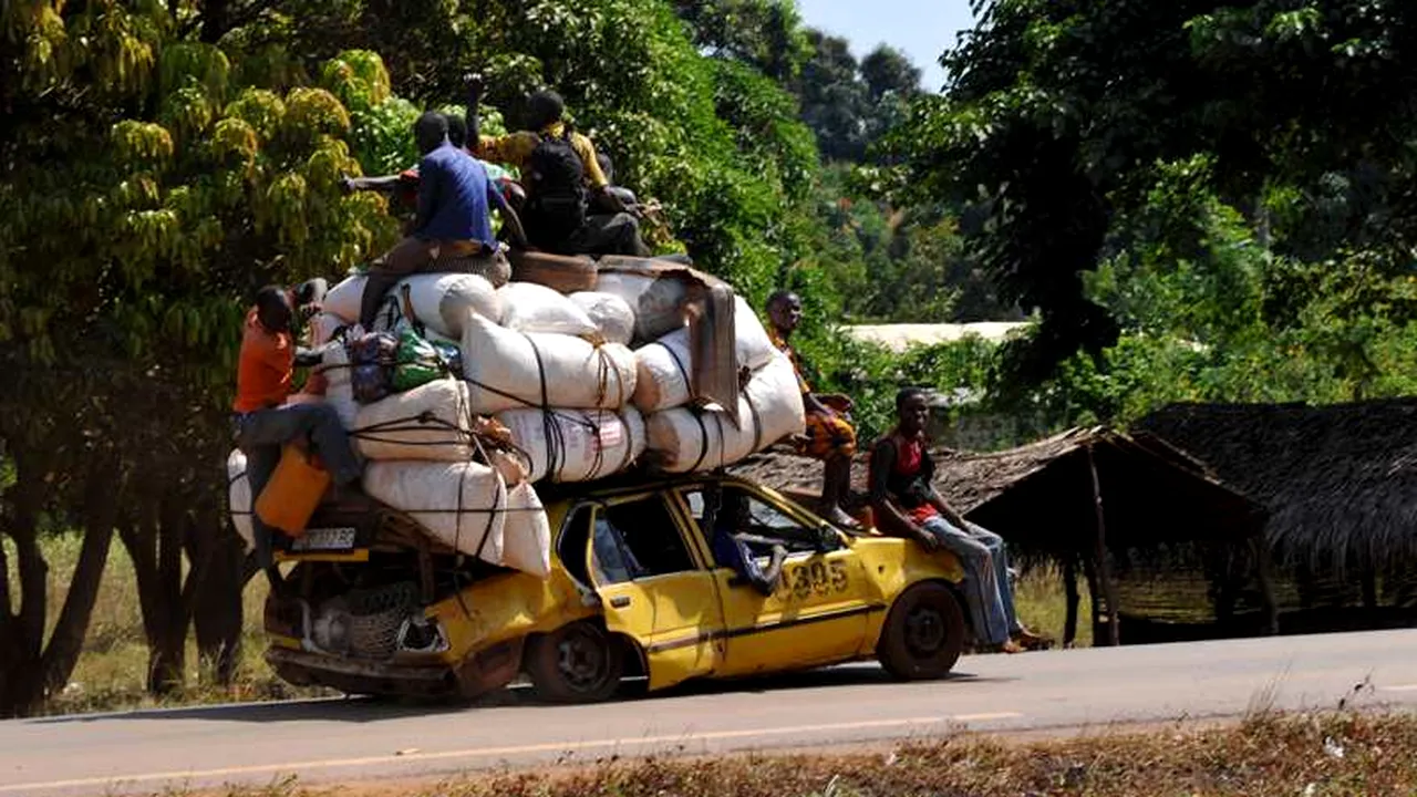 Imaginea zilei. Oamenii părăsesc orașele controlate de rebelii din Republica Centrafricană