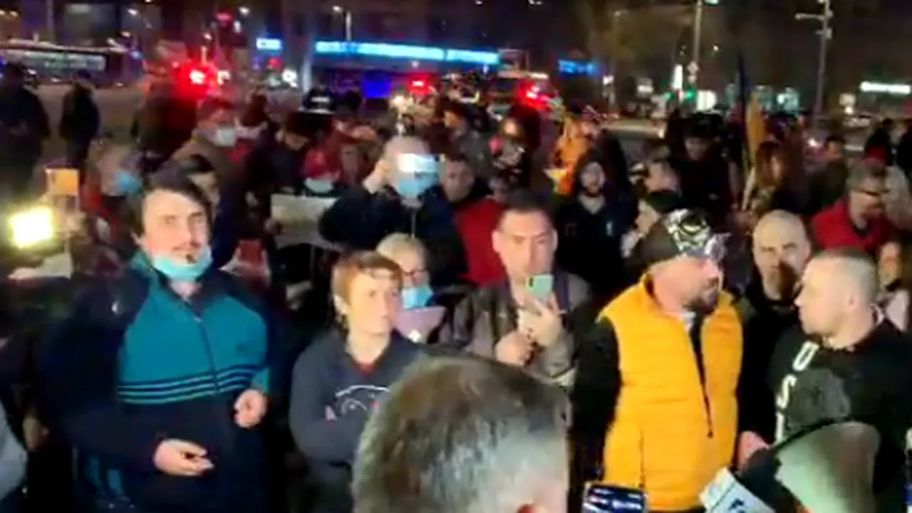 A cincea zi de proteste în Capitală și în alte orașe din țară. „Libertate” şi „Demisia” au strigat manifestanţii în Piața Universității