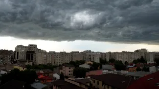 România, sub coduri portocalii și galbene de vijelii și grindină. Vremea severă a făcut deja prăpăd în mai multe județe din țară