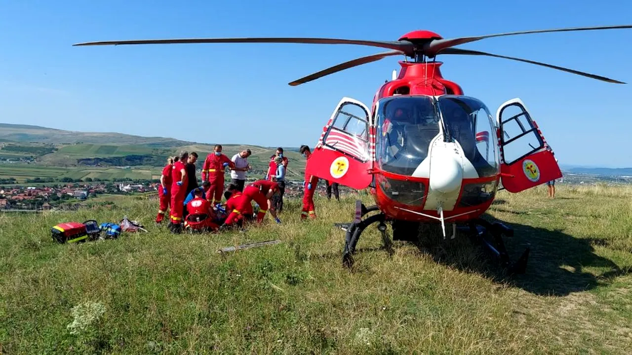 Mai multe echipaje medicale au intervenit pentru salvarea unui parașutist rănit, în Cluj. A fost solicitat elicopterul SMURD