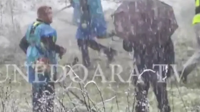 Ce fac acești angajați ai primăriei din Deva, deși afară ninge