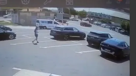 MOMENTUL în care o femeie este băgată cu forța într-o mașină, de doi indivizi în Bacău. Suspecții au fost prinși