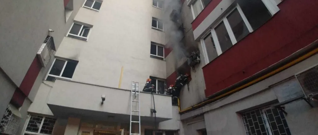 Incendiu într-un bloc din Capitală. O adolescentă dusă la spital și șapte persoane evacuate
