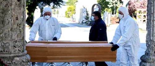 O familie din Sibiu a vrut să-și dezgroape ruda care a murit din cauza <i class='ep-highlight'>COVID</i>-19 pentru a o îmbrăca și a-i face slujba de înmormântare