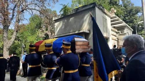 Marele actor Ion Caramitru a fost înmormântat, vineri, pe Aleea Actorilor din Cimitirul Bellu (VIDEO&GALERIE FOTO)