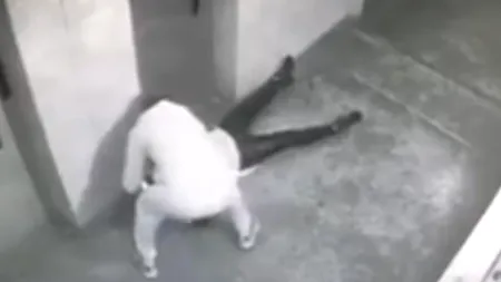 Proaspăt ELIBERAT din închisoare, un bărbat a LOVIT o femeie cu PUMNUL în față. Cei TREI POLIȚIȘTI care au  reușit să dea de urma AGRESORULUI