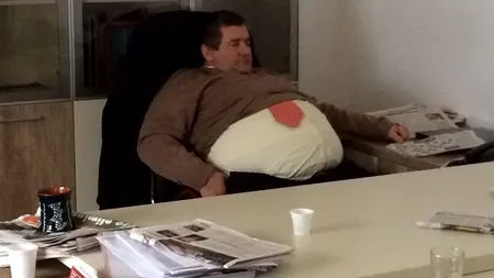 Imagini incredibile cu un director de instituție publică din România, beat în timpul programului. A fost concediat imediat ce filmarea a fost difuzată