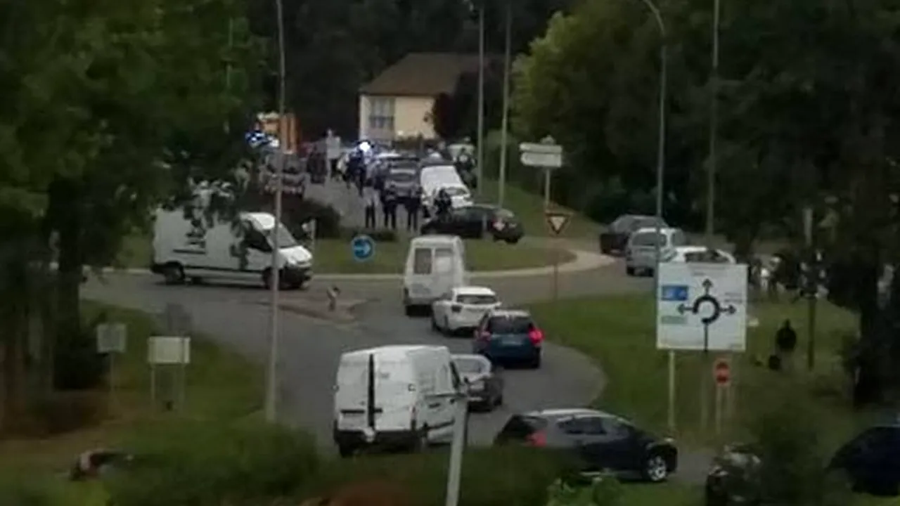 Doi jurnaliști, agresați în fața taberei de nomazi din Franța vizată de atacul armat