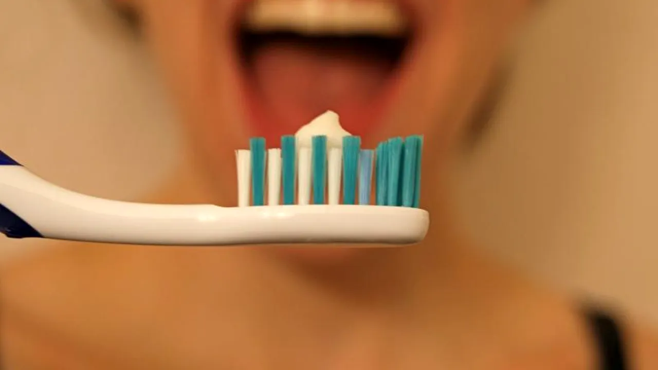 Pericolele ascunse din periuța de dinți. Cât de des trebuie să o schimbăm