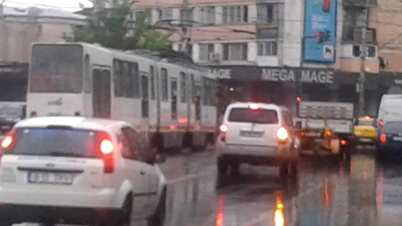 Circulație aglomerată pe mai multe artere din Capitală, din cauza ploii și a unor semafoare defecte 