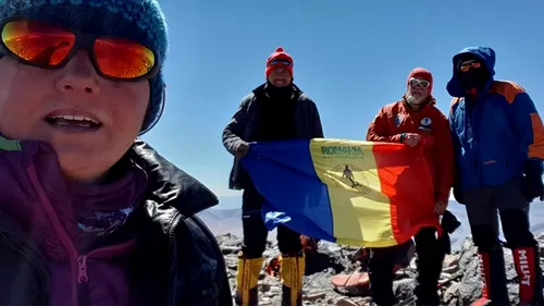 Premieră pentru România: Cinci alpiniști români au atins vârful celui mai înalt vulcan din lume