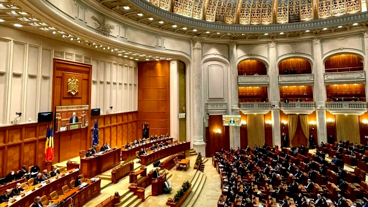 Senatul elimină prevederile care puteau lăsa mii de consilieri locali în incompatibilitate. USR anunță că atacă legea la CCR