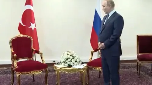 VIDEO | 50 de secunde de confuzie pentru Putin. Liderul rus, lăsat să aștepte singur, în picioare, sosirea lui Erdogan