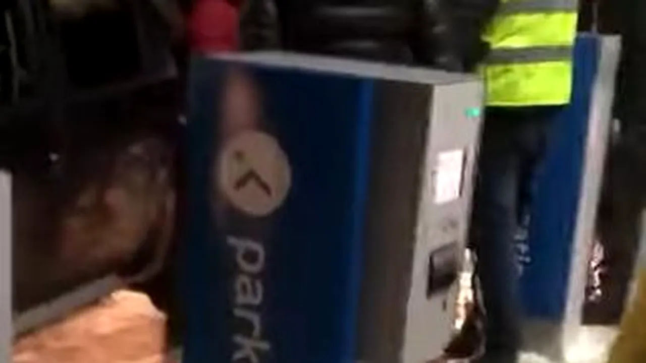 VIDEO. Sute de turişti, blocaţi într-o parcare din staţiunea Rânca: „Rup bariera, lăsaţi-mă să plec!”