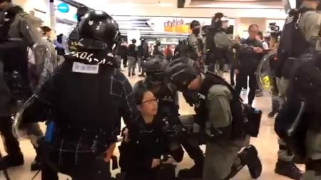 Prima victimă din Hong Kong a noii legi pentru securitate națională are 19 ani. Tony Chung, ridicat de „mascații” Beijingului dintr-o cafenea!