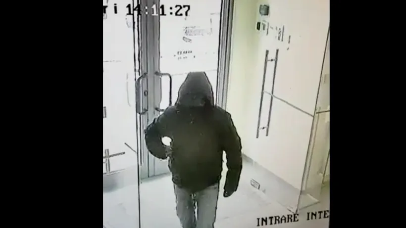 Un bărbat a jefuit o bancă, iar apoi și-a depus banii în cont folosind un bancomat situat chiar la ușa clădirii