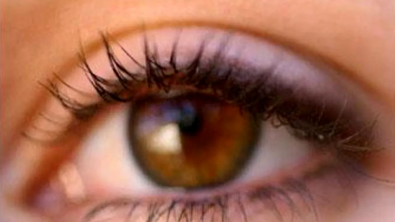 STUDIU. Culoarea ochilor, factor de risc pentru apariția unei boli de piele