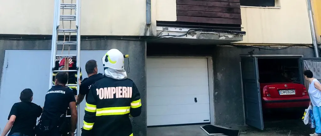 Incendiu într-un bloc din Sfântu Gheorghe. Toți locatarii au fost evacuați. Două persoane au ajuns la spital