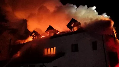 Pensiune din Mehedinți, cuprinsă de flăcări. În interior se aflau 11 persoane