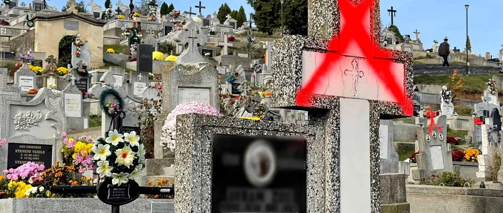 Zeci de cruci din Cimitirul Municipal din Alba Iulia au fost marcate cu vopsea portocalie. Primarul acuză firma care administrează cimitirul de ”lipsă de umanitate”