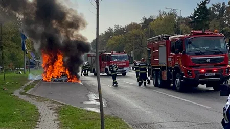 FOTO - VIDEO | Mașină în flăcări în Capitală. Circulația este blocată în zona Academiei