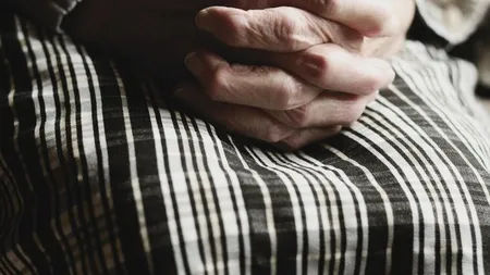 Descoperire șocantă în Scoţia. Pensionară aşteptată la vaccinare, găsită moartă. Femeia ar fi murit în urmă cu 12 ani