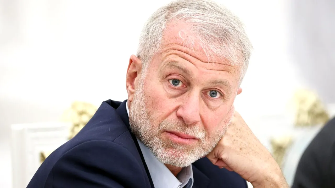 Guvernul britanic l-ar putea da în judecată pe Roman Abramovici: “Banii luați pe Chelsea trebuie să ajungă la oamenii care SUFERĂ în Ucraina”