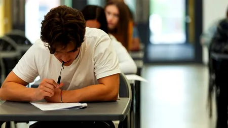 FRAUDĂ la Bacalaureat 2024. O elevă a fost exclusă din examen. Fetei i-a sunat telefonul