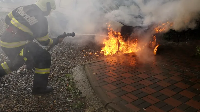 O mașină parcată pe o stradă din municipiul Dorohoi a luat foc