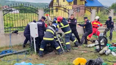Intervenție ca-n filme a pompierilor din Vaslui. Doi bărbați au fost salvați dintr-un CANAL adânc de 6 metri. Unul din ei a murit ulterior