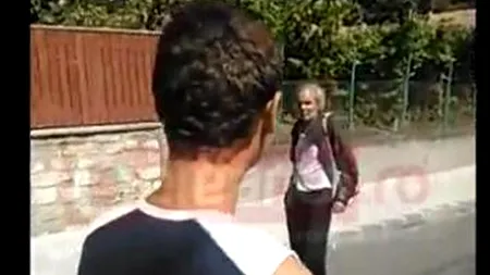 Trei adolescenți din Dej au filmat momentul în care umilesc un bărbat neajutorat