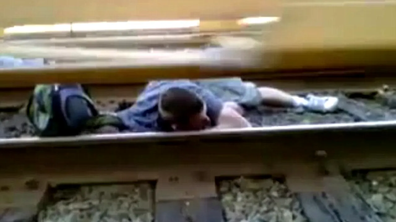 Ce a pățit un tânăr care s-a așezat sub roțile unui tren de mare viteză. VIDEO
