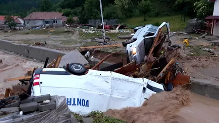 Viitura a făcut ravagii în Alba: Sute de locuințe inundate, zeci de mașini luate de apă, iar rețelele publice au fost distruse. Oamenii au primit mesaj prin RO-ALERT - FOTO