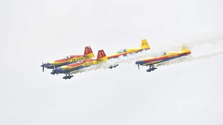 Miting aviatic la Craiova. Spectatorii au urmărit evoluții aviatice SPECTACULOASE