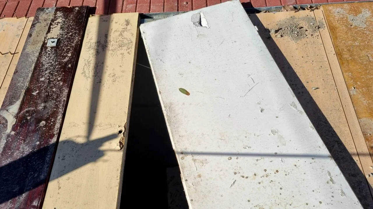 Un copil a CĂZUT într-o groapă săpată pentru a deveni „pubelă îngropată”, în sectorul 3. Șantierul se află chiar în apropierea unui parc