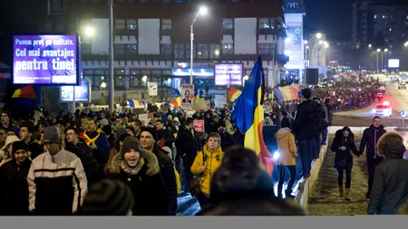 Un șofer, la un pas să intre cu mașina în protestatarii din Sibiu. A fugit de la fața locului și a fost prins de jandarmi. VIDEO
