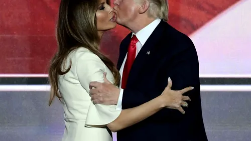 Trump, atenționat de soția sa în momentul intonării imnului. Gestul care s-a viralizat pe internet. VIDEO 