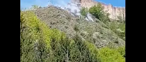 Zeci de turiști evacuați în urma unui incendiu izbucnit lângă Cetatea Poenari 