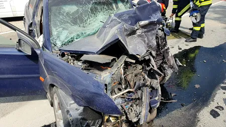 Carambol între două mașini și un TIR, pe un drum din județul Vâlcea. O persoană a murit și alta a fost rănită