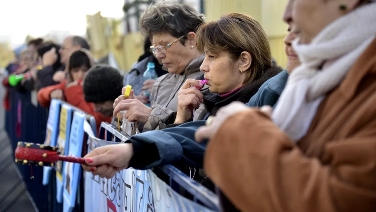 Angajații RADEF continuă pichetarea Ministerului Culturii și se plâng că ministrul interimar Ponta nu vine la muncă