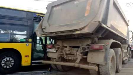 Accident între un camion și un autobuz cu 40 de pasageri la Timișoara. Mai multe persoane au avut nevoie de îngrijiri medicale