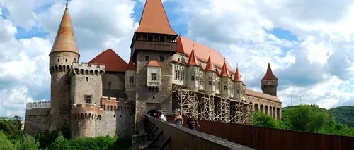 Castelul Corvinilor găzduiește cel mai mare festival de muzică clasică în aer liber din Transilvania